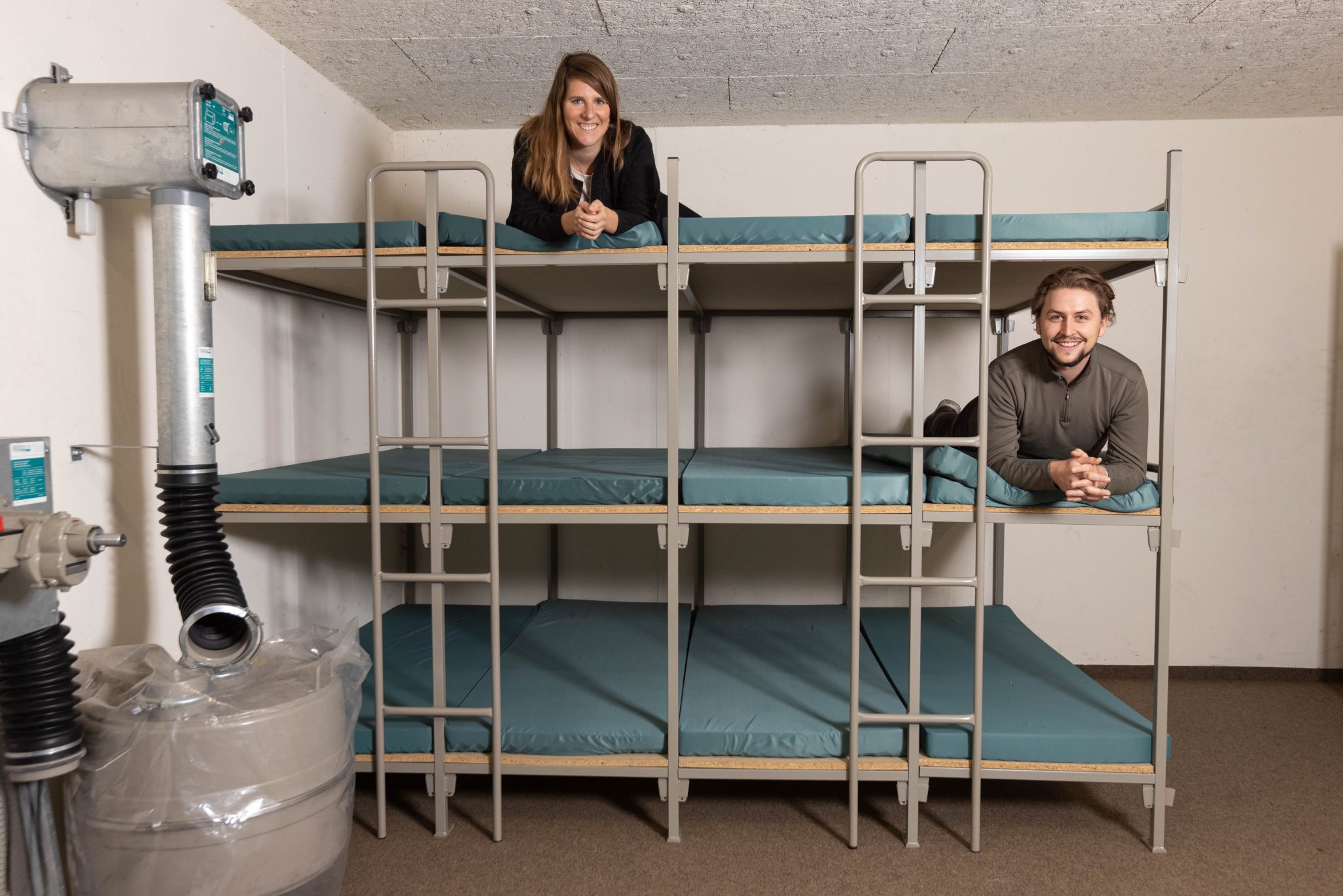 Gemütlich? Linda De Ventura und Tim Bucher in den Feldbetten in einem der städtischen Schutzräume. Fotos: Robin Kohler
