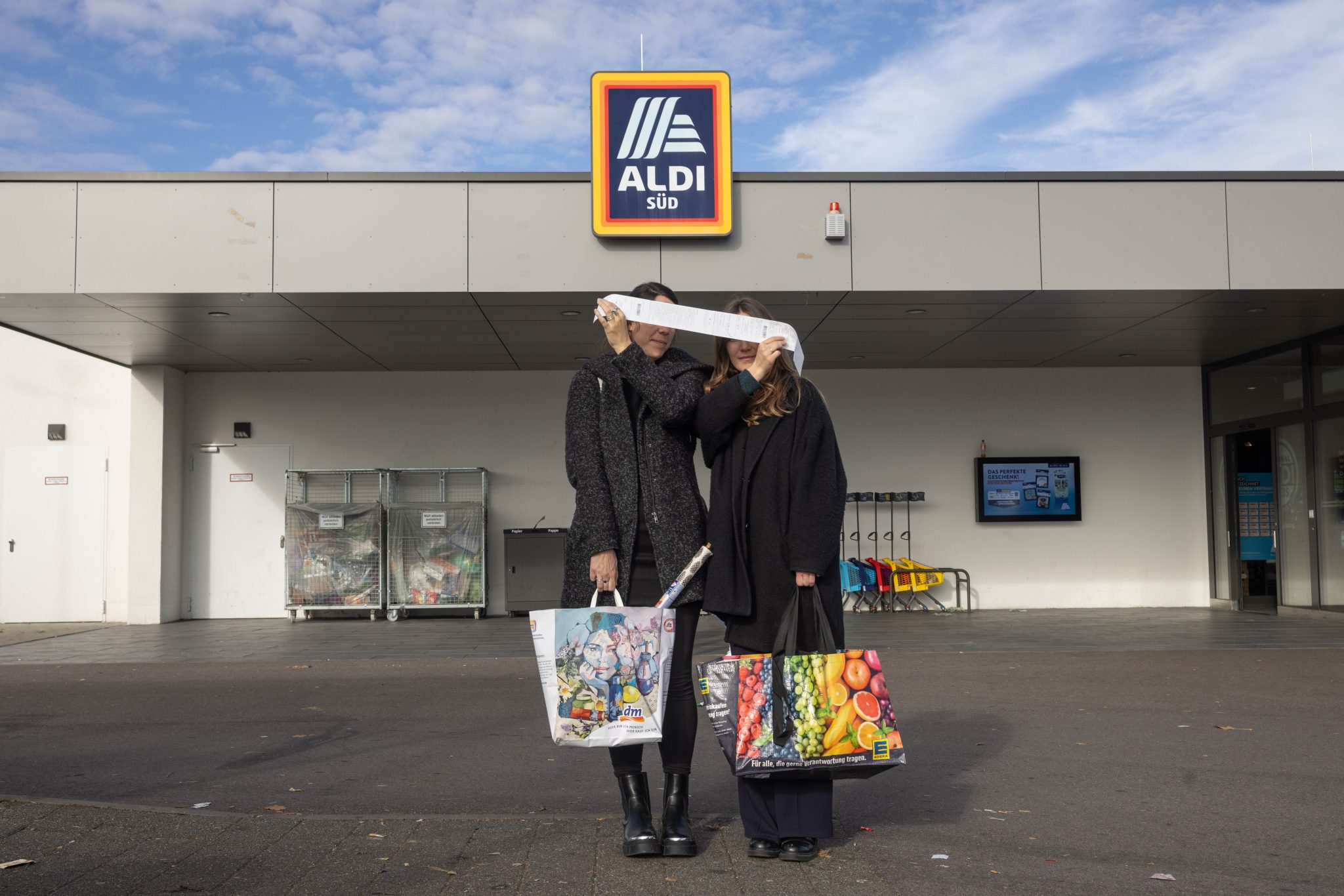 Die beiden Autorinnen auf frischer Tat ertappt.  Bilder: Robin Kohler