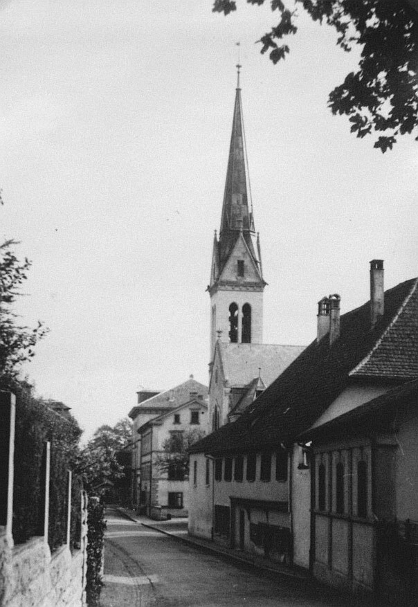 Die 1895 eingeweihte Steigkirche existierte nur knapp fünfzig Jahre. Im Vordergrund liegt das ehemalige Sondersiechenhaus, das heute bereits über 500 Jahre auf dem Buckel hat. Foto: zVg / Stadtarchiv