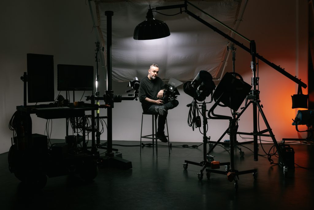 Der Künstler vor der Linse: Mitten in seinem Studio an der Mühlenstrasse. Bild: Robin Kohler