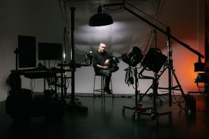 Der Künstler vor der Linse: Mitten in seinem Studio an der Mühlenstrasse. Bild: Robin Kohler
