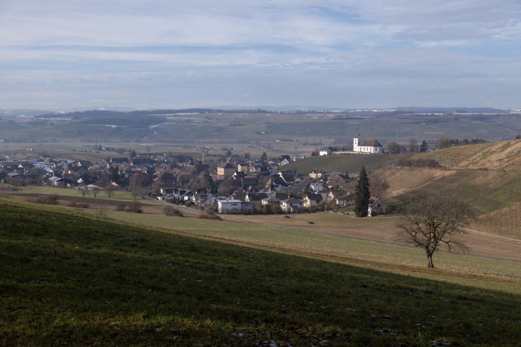 Der Blick zurück nach Wilchingen. An der ehemaligen Grenze zwischen den Kommunen hat man die beste Aussicht auf beide Dörfer. Bilder: Robin Kohler