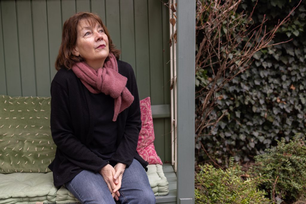 Illustratorin und Kindergärtnerin Daniela Räss in ihrem Garten. Foto: Robin Kohler