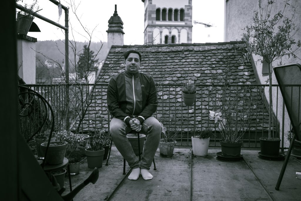 Sympaddyc auf seiner WG-Terrasse an der Vordergasse. Bild: Robin Kohler