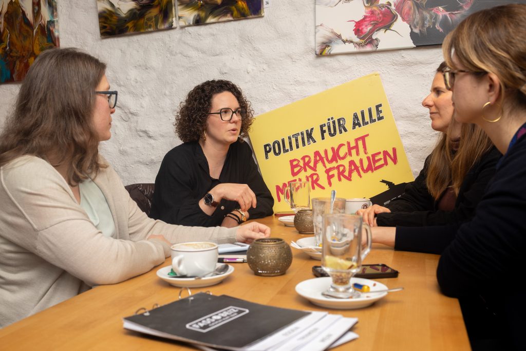 Luzia Zollinger, Nina Schärrer, Linda De Ventura und Isabelle Lüthi (von links) engagieren sich für mehr Frauen in der Politik. Foto: Robin Kohler