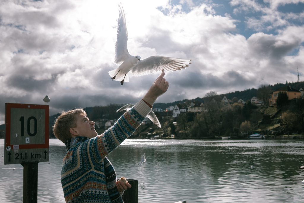 Silvan Loher am Rheinufer. Foto: Robin Kohler