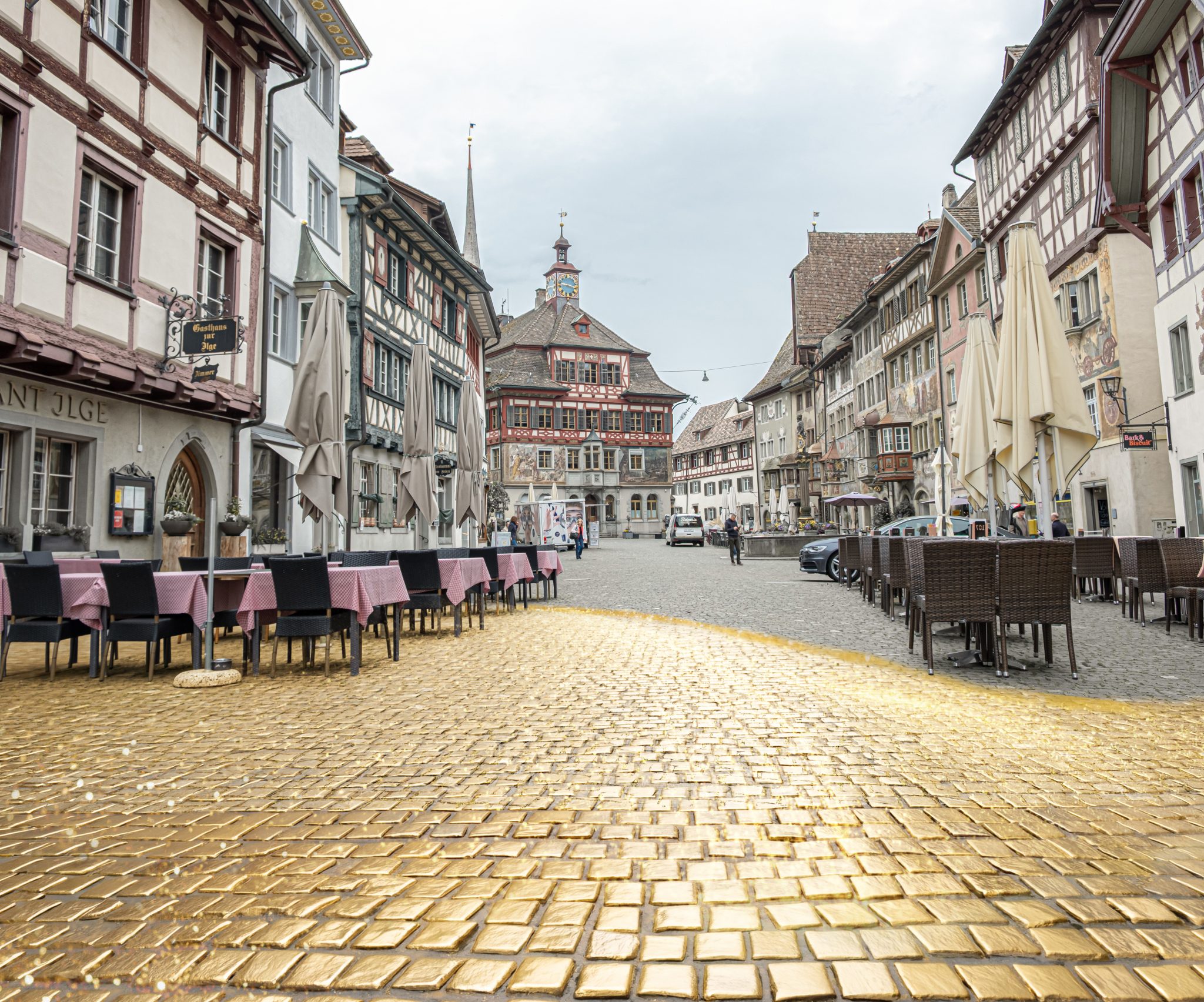 Die Spotter sagen, in Stein am Rhein seien selbst die Bsetzisteine vergoldet. Montage: Andrina Gerner