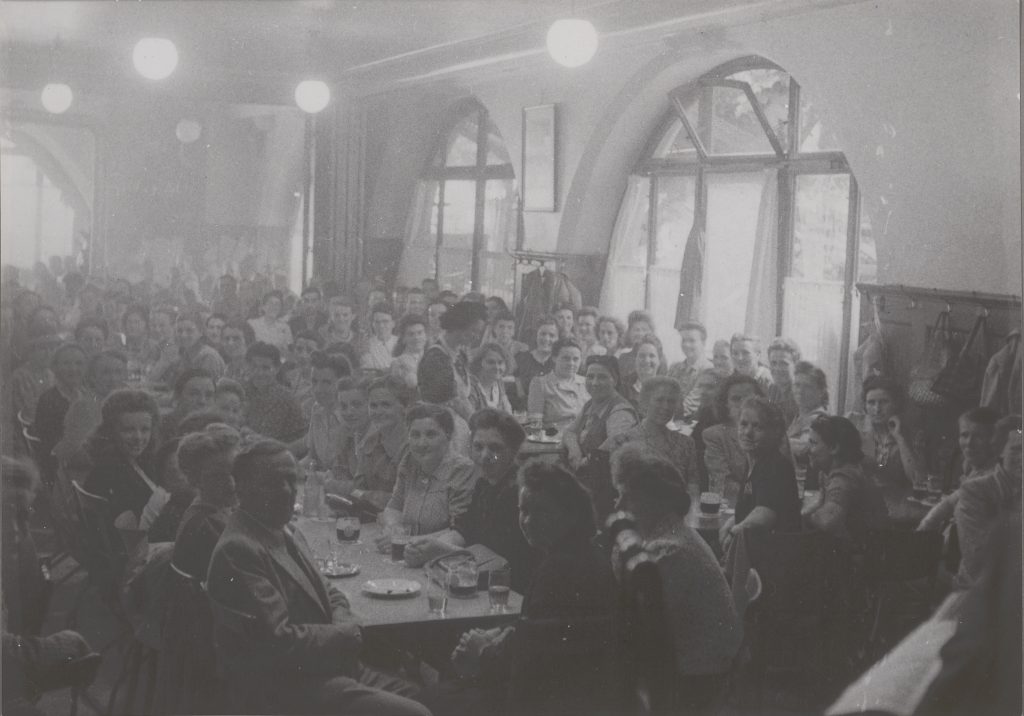 Gute Stimmung bei der streikenden «Bindi»-Belegschaft während einer Versammlung 1946. Bild: zVg / Schweizerisches Sozialarchiv