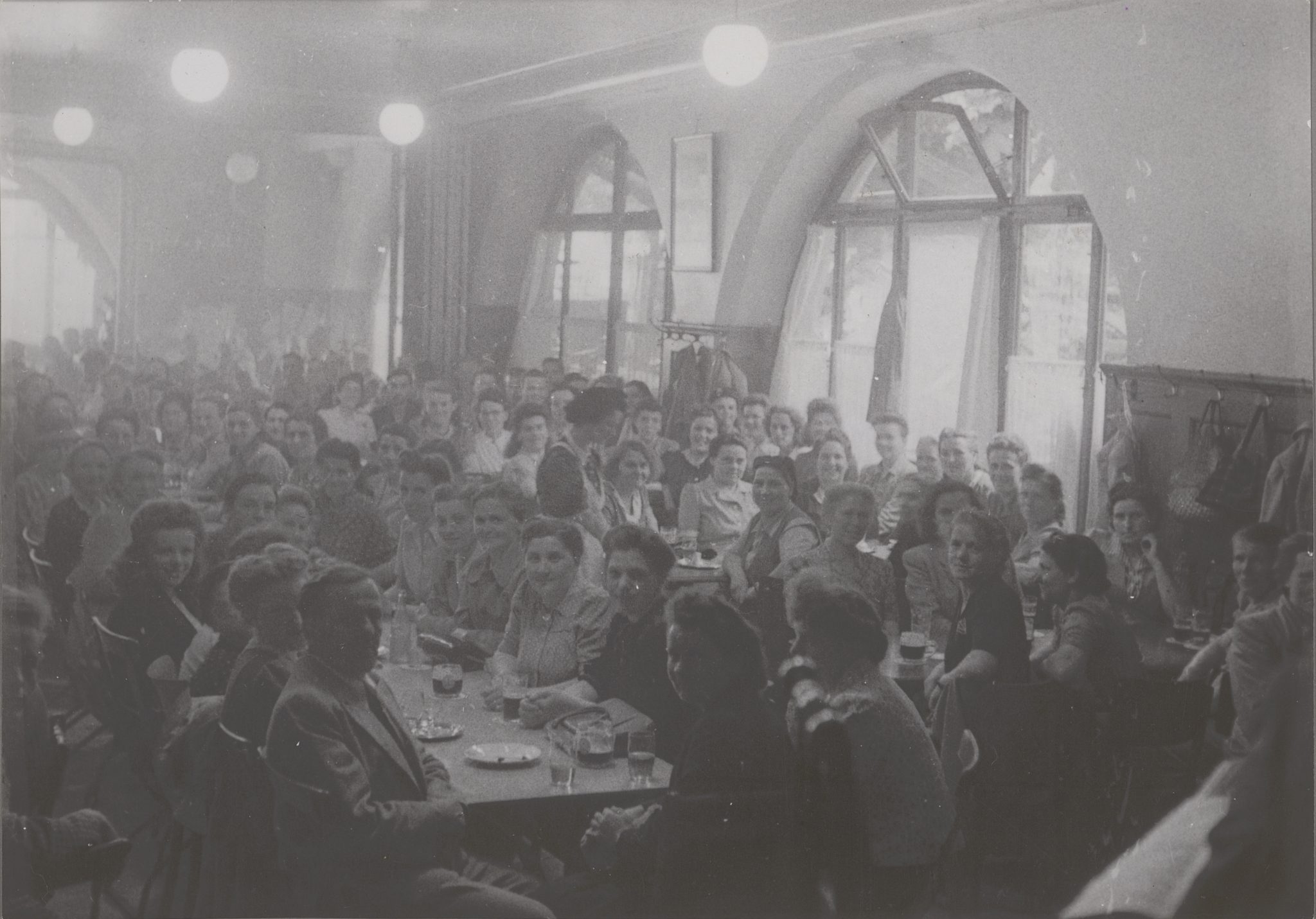 Gute Stimmung bei der streikenden «Bindi»-Belegschaft während einer Versammlung 1946. Bild: zVg / Schweizerisches Sozialarchiv