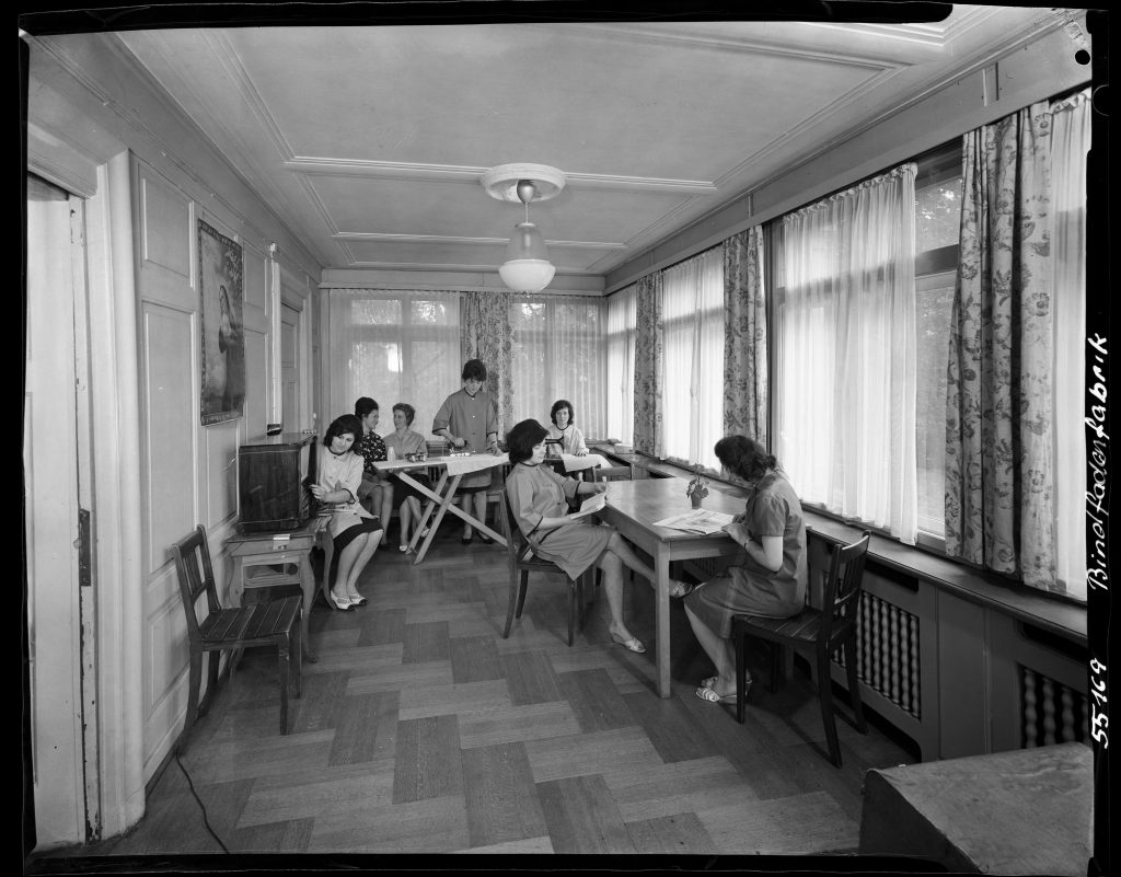 Rechte Seite: Angestellte der Bindfarbenfabrik posieren für den Fotografen in der werkeigenen Fremdarbeiterinnen-Unterkunft im Jahr 1963. Bild: zVg / Stadtarchiv Schaffhausen