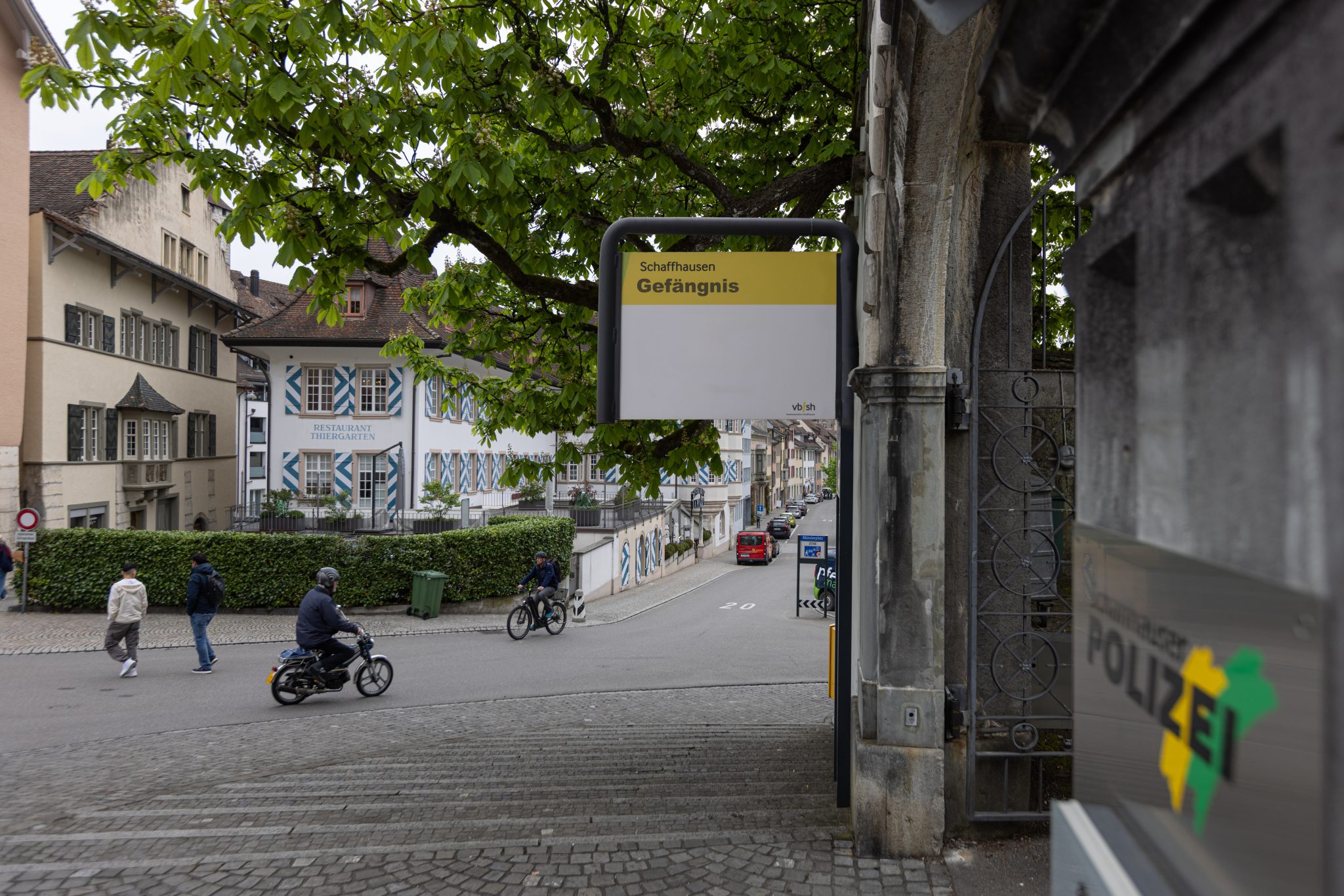 Bei den VBSH kann einmal Schwarzfahren bereits zu einer Strafanzeige führen. Montage: Robin Kohler