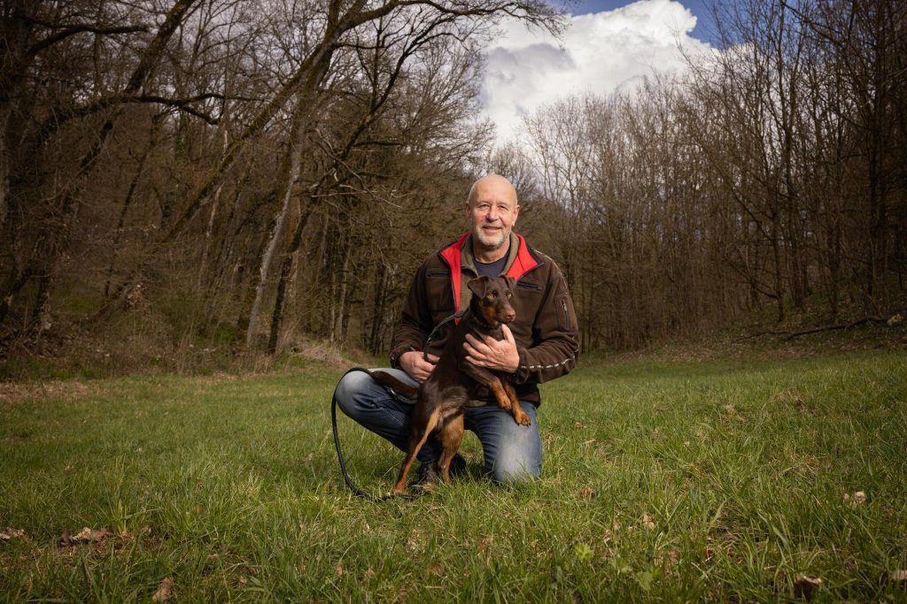 Der Gemeindepräsident Büttenhardts Alex Schlatter mit seinem Jagdhund «Attila», im Waldstück zwischen Büttenhardt und Lohn. Robin Kohler