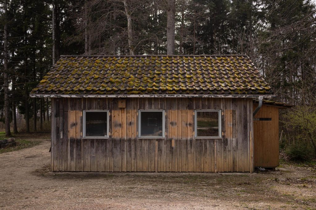 Alles ausgeräumt: Die Jagdhütte am Büttenhardter Waldrand. Sogar die Fensterläden fehlen. Bild: Robin Kohler