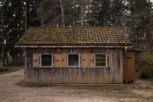 Alles ausgeräumt: Die Jagdhütte am Büttenhardter Waldrand. Sogar die Fensterläden fehlen. Bild: Robin Kohler
