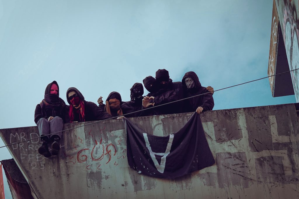 Die «Aufstände der Allmende» inszenieren sich als Linksautonome. Foto: zVg