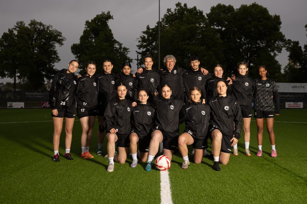 Die Spielvi-Frauen im Dienstagstraining (v.l.): Lisa Spitz, Anela Ademi, Jorina Duss, Ramiya Mahentiran, Irina Keiser, Gaetano Longhitano, Domenik Grbic, Fiona Gloor, Valentina Zollinger, Mikal Kidane; vorne: Pascale Pfeiffer, Jana Mihajloska, Lara Galliker, Ronja Huggler, Arianna Barberio. Fotos: Robin Kohler