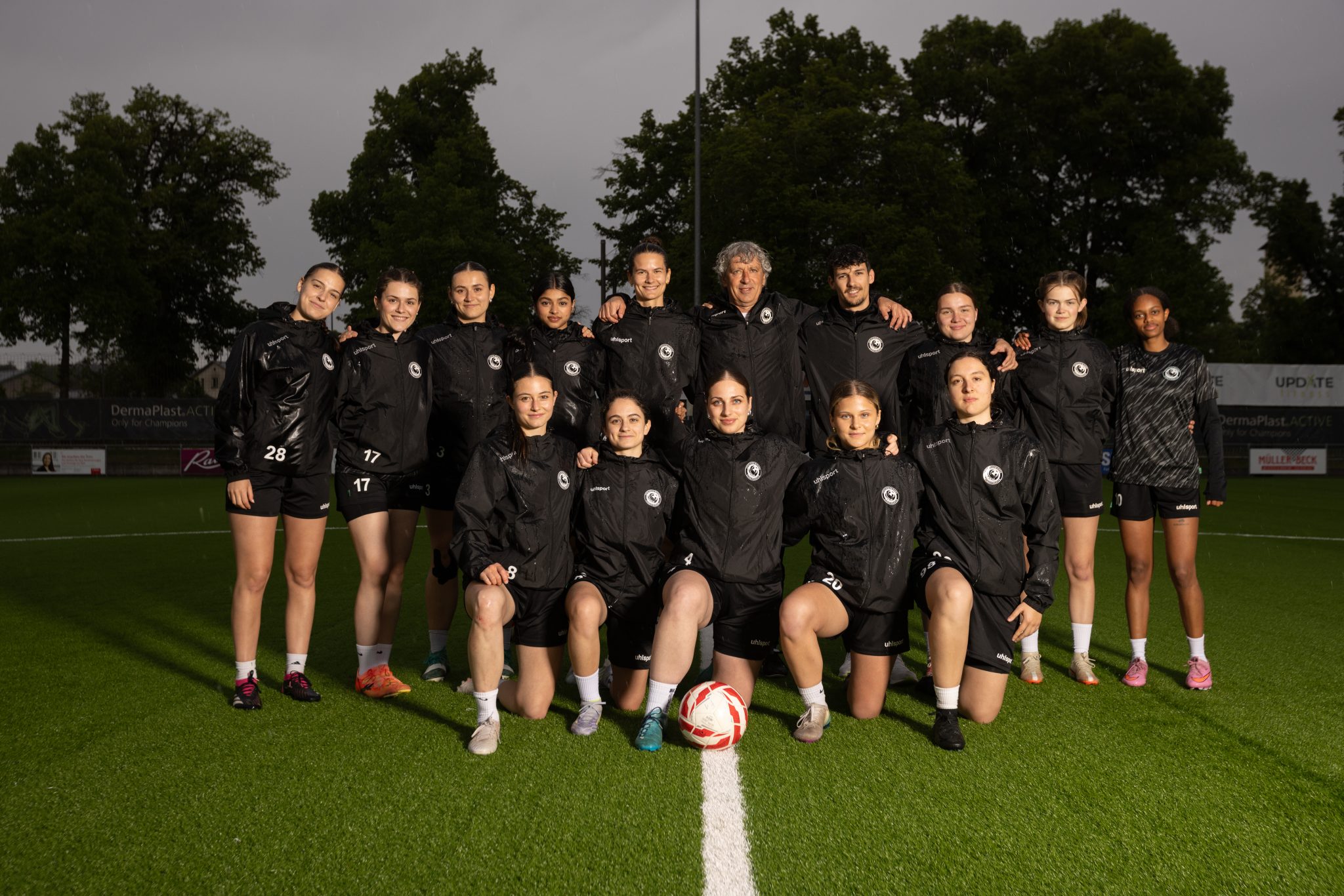 Die Spielvi-Frauen im Dienstagstraining (v.l.): Lisa Spitz, Anela Ademi, Jorina Duss, Ramiya Mahentiran, Irina Keiser, Gaetano Longhitano, Domenik Grbic, Fiona Gloor, Valentina Zollinger, Mikal Kidane; vorne: Pascale Pfeiffer, Jana Mihajloska, Lara Galliker, Ronja Huggler, Arianna Barberio. Fotos: Robin Kohler