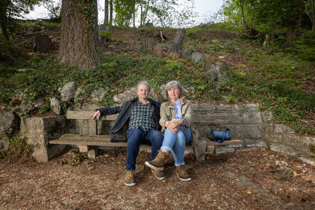 Peter Mégel und Andrea Maria Stirling sind keine Aktivisten. Für ihren Wald sind sie dennoch aktiv geworden. Sie wollen verstehen, warum der Eingriff hier nötig war. Und sie wollen mitreden. Fotos: Robin Kohler