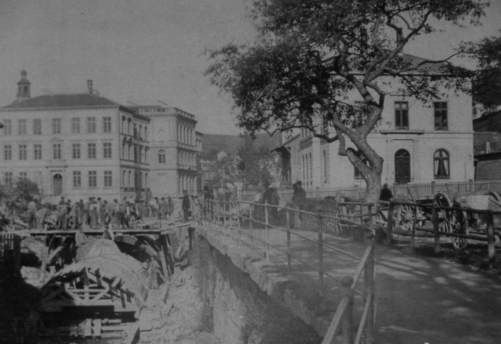Die Gerberbacheindeckung beim Stadtweiher, etwa 1868. Links das Bachschulhaus, rechts das heutige Unia-Gebäude. zVg/Stadtarchiv