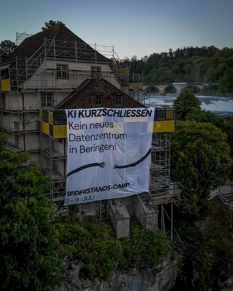Am Sonntag hing das Kollektiv Transparente in Neuhausen auf. Foto: zVg