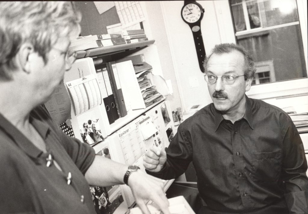 Verlagsleiter Hans-Jürg Fehr im Jahr 2000 mit Redaktorin Bea Hauser. Foto: Rolf Baumann