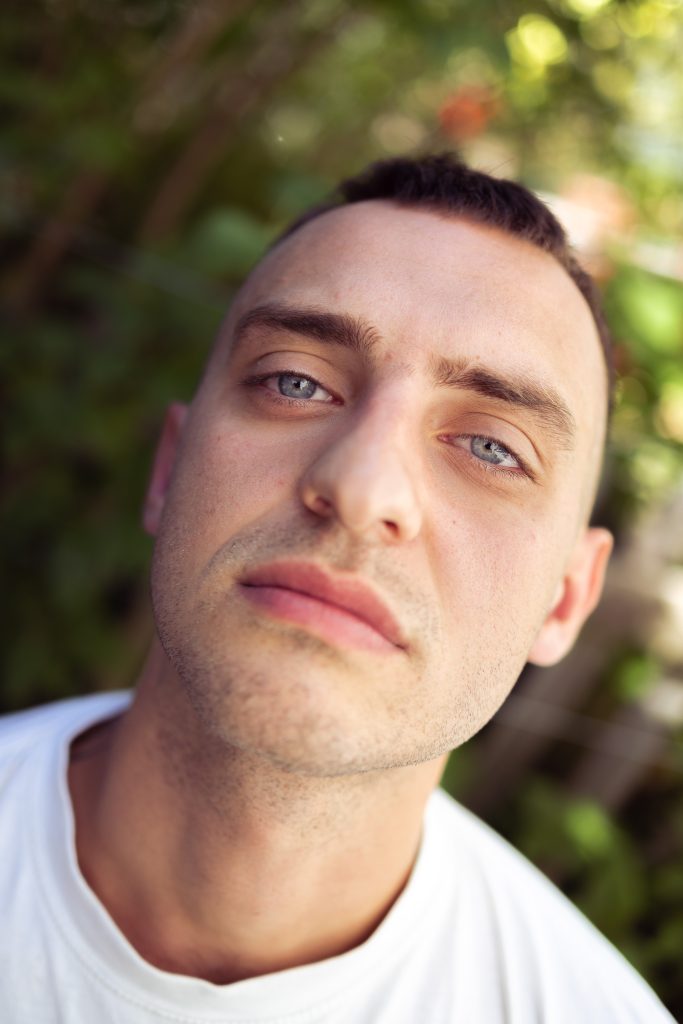 Rapper Lilbitchescry blickt in die Kamera