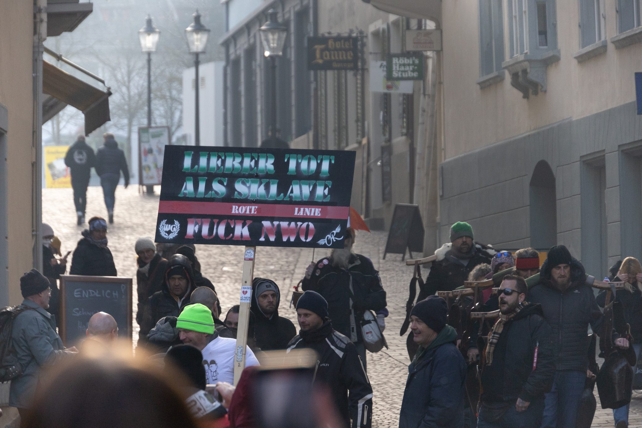 Für eine illegale Corona-Demo im Januar 2022 waren Mitglieder mehrerer extrem rechter Organisationen in Schaffhausen, darunter die «WG» (auch «Swiss Men's Club of Freedom») und die «Hammer­skins».