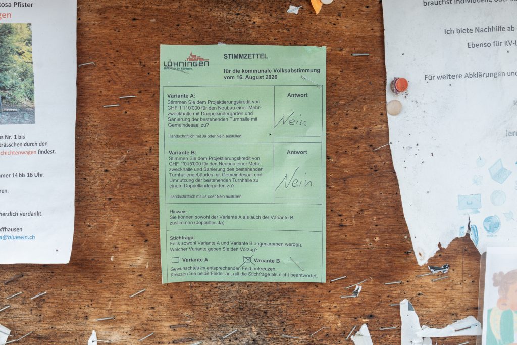 Der Abstimmungskampf ist leise: Stimmzettelchen am Anschlagbrett in Löhningen. Fotos: Robin Kohler